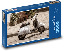 Bílý italský skútr Puzzle 2000 dílků - 90 x 60 cm