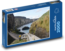 Útesy a lanový most v Irsku Puzzle 2000 dílků - 90 x 60 cm