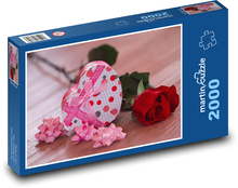 Prezent - serce, róża Puzzle 2000 elementów - 90x60 cm