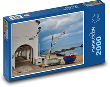 Pláž - lodě, pobřeží Puzzle 2000 dílků - 90 x 60 cm