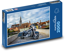 Motocykel na moste v meste Puzzle 2000 dielikov - 90 x 60 cm