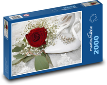 Svatební květina - růže, boty Puzzle 2000 dílků - 90 x 60 cm