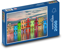 Barevné domy - odraz ve vodě, mraky Puzzle 2000 dílků - 90 x 60 cm