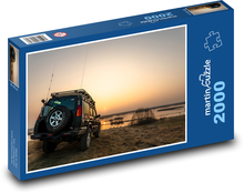 Biebrza - samochód nad rzeką, zachód słońca Puzzle 2000 elementów - 90x60 cm