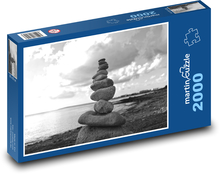 Kamene na pláži - more, čiernobiely Puzzle 2000 dielikov - 90 x 60 cm
