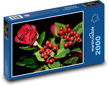 Červená růže - kytice, červené bobule Puzzle 2000 dílků - 90 x 60 cm