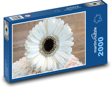 Biela gerbera - kvetina, záhrada Puzzle 2000 dielikov - 90 x 60 cm