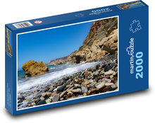 Żwirowa plaża - morze, skały Puzzle 2000 elementów - 90x60 cm
