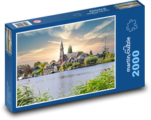 Kostel - domy, jezero Puzzle 2000 - 90x60 cm
