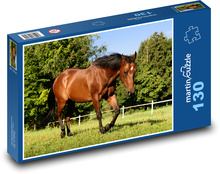 Hnedý kôň na pastvine Puzzle 130 dielikov - 28,7 x 20 cm 