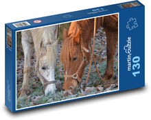 Brązowo-biały koń pasący się na zamarzniętej trawie Puzzle 130 elementów - 28,7x20 cm