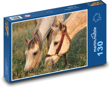 Konie pasące się na trawie Puzzle 130 elementów - 28,7x20 cm