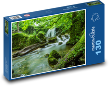 Ein wilder Fluss, der durch einen überwucherten Wald fließt Puzzle 130 Teile - 28,7x20 cm