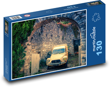 Stará dodávka v kamenném hradě Puzzle 130 dílků - 28,7 x 20 cm