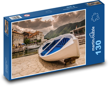Modrobiela loď v kamennom prístave Puzzle 130 dielikov - 28,7 x 20 cm 