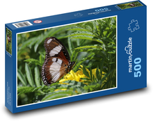 Hnedasto biely motýľ na žltom kvete Puzzle 500 dielikov - 46 x 30 cm