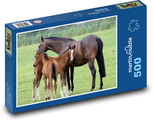 Klacz ze źrebiątami na pastwisku Puzzle 500 elementów - 46x30 cm
