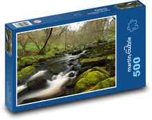 Rzeka płynąca między skałami w lesie Puzzle 500 elementów - 46x30 cm