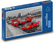 Červené rybářské lodě v přístavu - černobílý kontrast Puzzle 500 dílků - 46 x 30 cm