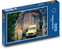 Ein alter Lieferwagen in einer steinernen Burg Puzzle 500 Teile - 46 x 30 cm