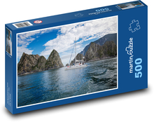 Ein Schiff segelt zwischen den Felsen Puzzle 500 Teile - 46 x 30 cm