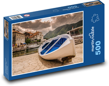 Niebiesko-biały statek w kamiennym porcie Puzzle 500 elementów - 46x30 cm