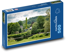 Grünes Tal mit Fluss und altem Schornstein Puzzle 500 Teile - 46 x 30 cm