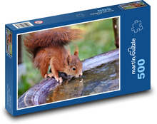 Picie czerwonej wiewiórki z fontanny - zwierzę Puzzle 500 elementów - 46x30 cm