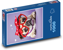 Mops s červenými okuliarmi a srdiečkami Puzzle 1000 dielikov - 60 x 46 cm 