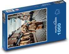 Teddybär geht die Straße entlang Puzzle 1000 Teile - 60 x 46 cm