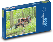 Starý traktor v lese Puzzle 1000 dílků - 60 x 46 cm