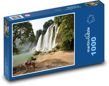 Kôň pri vodopáde - Vietnam Puzzle 1000 dielikov - 60 x 46 cm 
