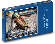 Vrak automobilu v ruinách Puzzle 1000 dílků - 60 x 46 cm
