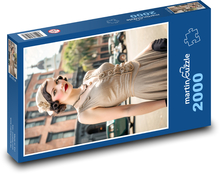 Woman in retro clothes Puzzle 2000 pieces - 90 x 60 cm
