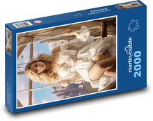 Žena v bielych šatách na hojdačke Puzzle 2000 dielikov - 90 x 60 cm