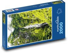 Vodopád v lese - hora, stomy Puzzle 2000 dielikov - 90 x 60 cm