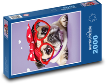 Mops z czerwonymi goglami i serduszkami Puzzle 2000 elementów - 90x60 cm