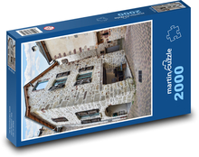 Kamenný dom v meste Puzzle 2000 dielikov - 90 x 60 cm