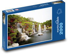 Azalka - vodopád, červené květiny Puzzle 2000 dílků - 90 x 60 cm