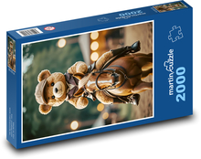Medvídek jede na koni Puzzle 2000 dílků - 90 x 60 cm