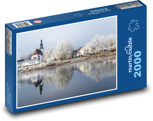 Kościół - jezioro zimą Puzzle 2000 elementów - 90x60 cm