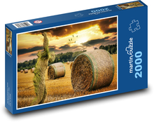 Západ slunce - pole, balík sena Puzzle 2000 dílků - 90 x 60 cm