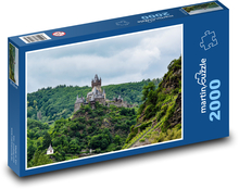 Hrad tyčící se nad lesnatým údolím Puzzle 2000 dílků - 90 x 60 cm