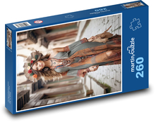 Žena v klobúku na ulici Puzzle 260 dielikov - 41 x 28,7 cm 
