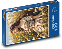 Kobieta siedząca na łące w kwiatach Puzzle 130 elementów - 28,7x20 cm