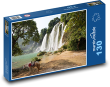Kůň u vodopádu - Vietnam Puzzle 130 dílků - 28,7 x 20 cm